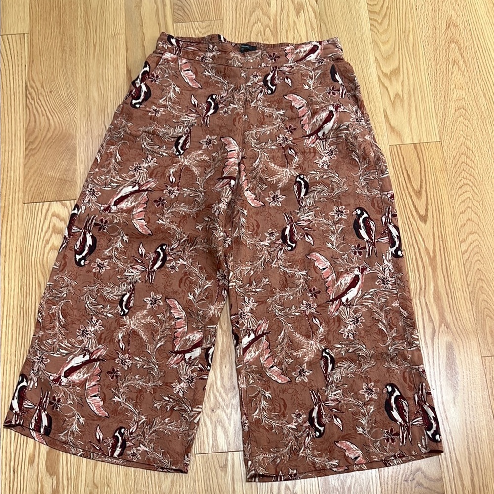 Tahari large linen parrot print wide leg crop pants.